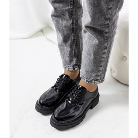 Svarta skor på traktorsula från Markus 1