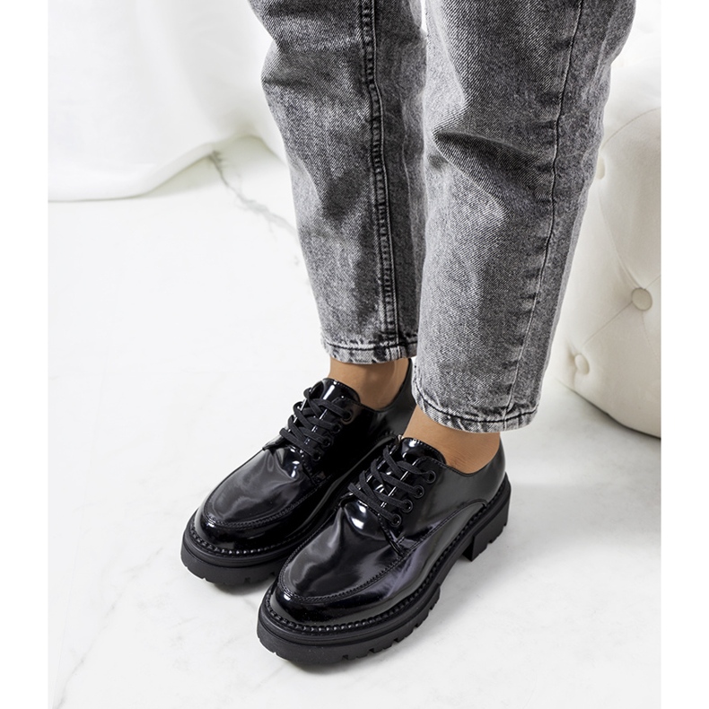 Svarta skor på traktorsula från Markus 1