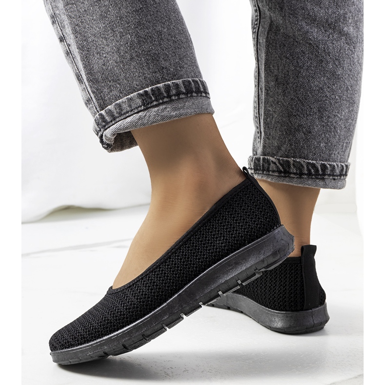 Svarta genombrutna sneakers från Ilse 1