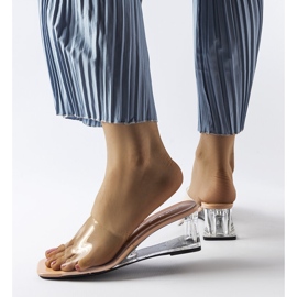 Beige transparenta kilar från Wyatt 1