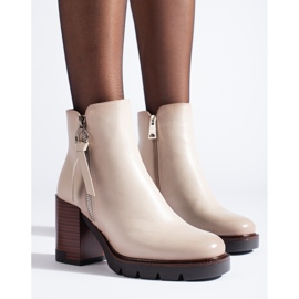 Ljusbeige klassiska stövletter från Vinceza 1