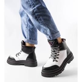 Svartvita isolerade stövlar från Solofra 1