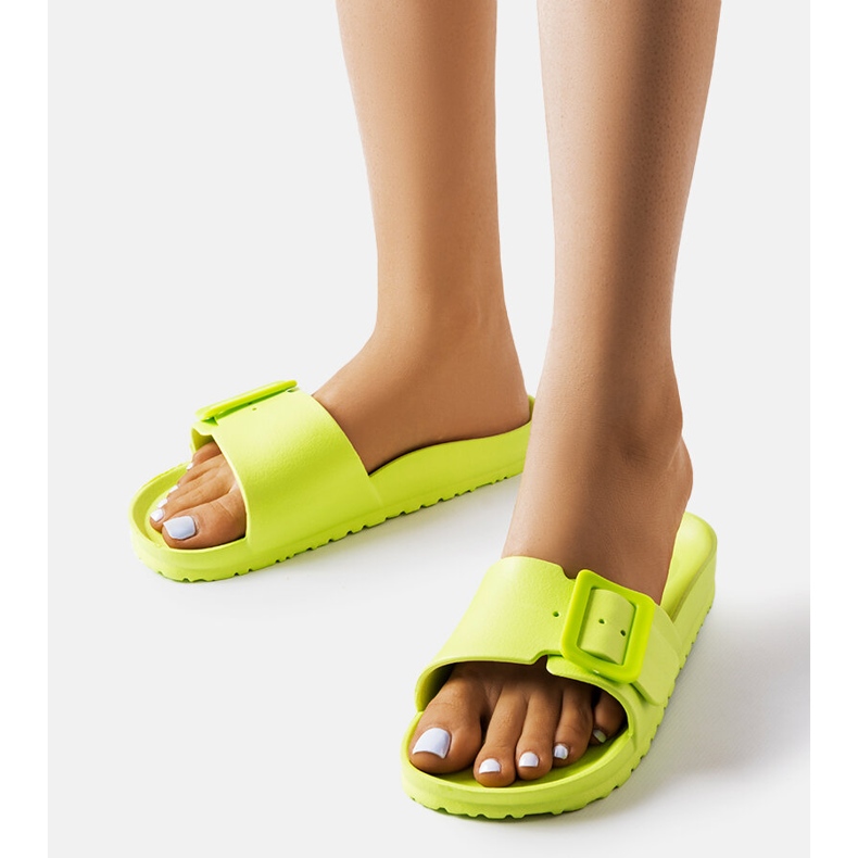 Gröna gummisliders med spänne från Nelm 1