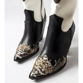 Halvsvarta och bruna cowboystövlar med orminlägg 1