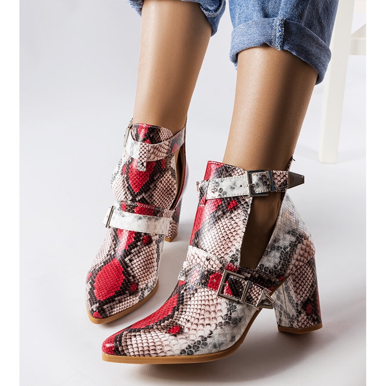 Vita och rosa damstövlar från Itabi beige 1