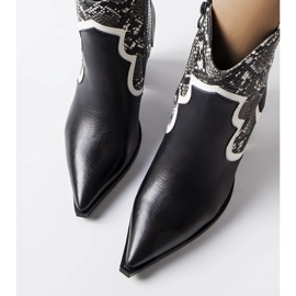 Svarta stövlar på Ezinet-stolpen 1