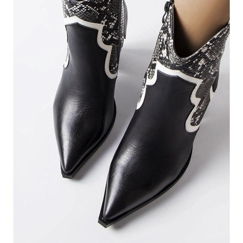 Svarta stövlar på Ezinet-stolpen 1