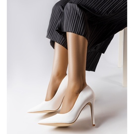 Delis vita klassiska höga klackar 1