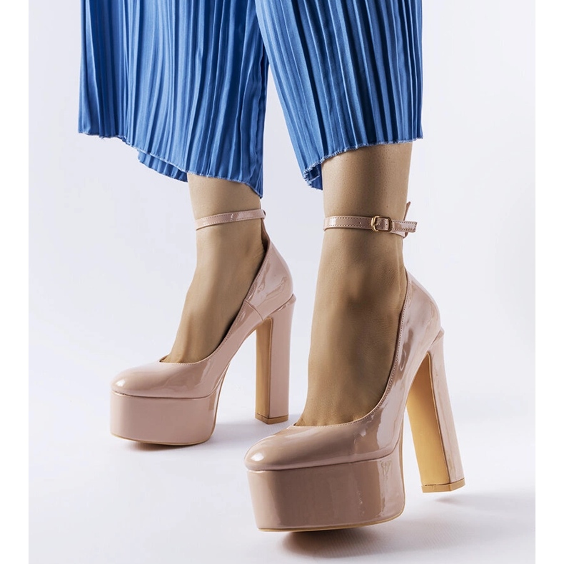 Beige patenterade högklackade pumps från Colle 1