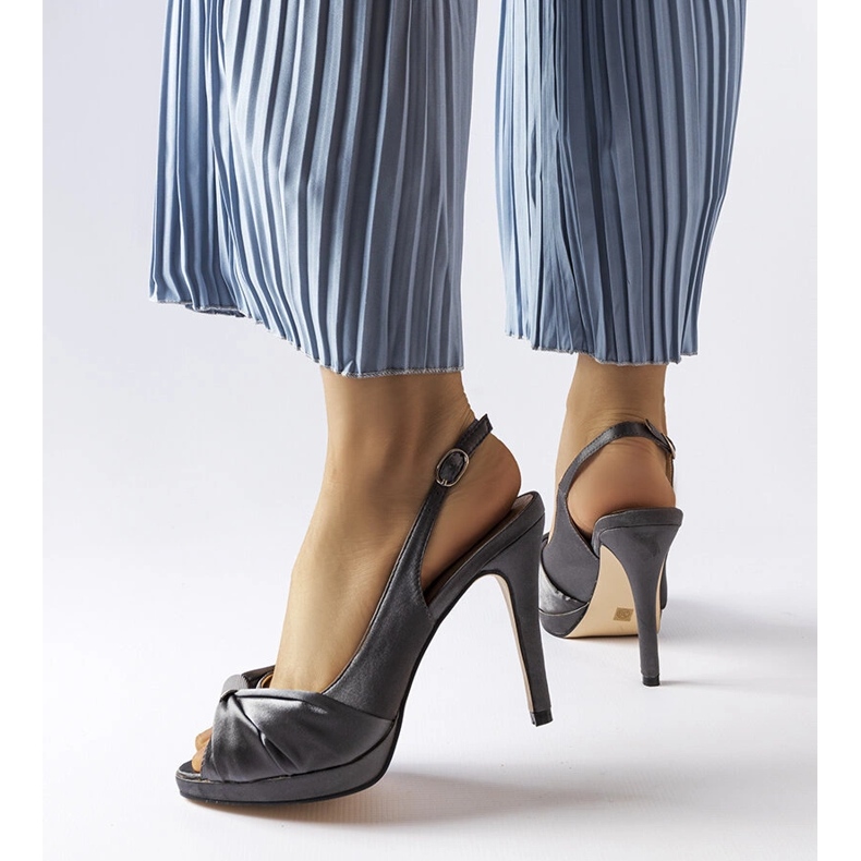 Mörkgrå högklackade sandaler från Crispin 1