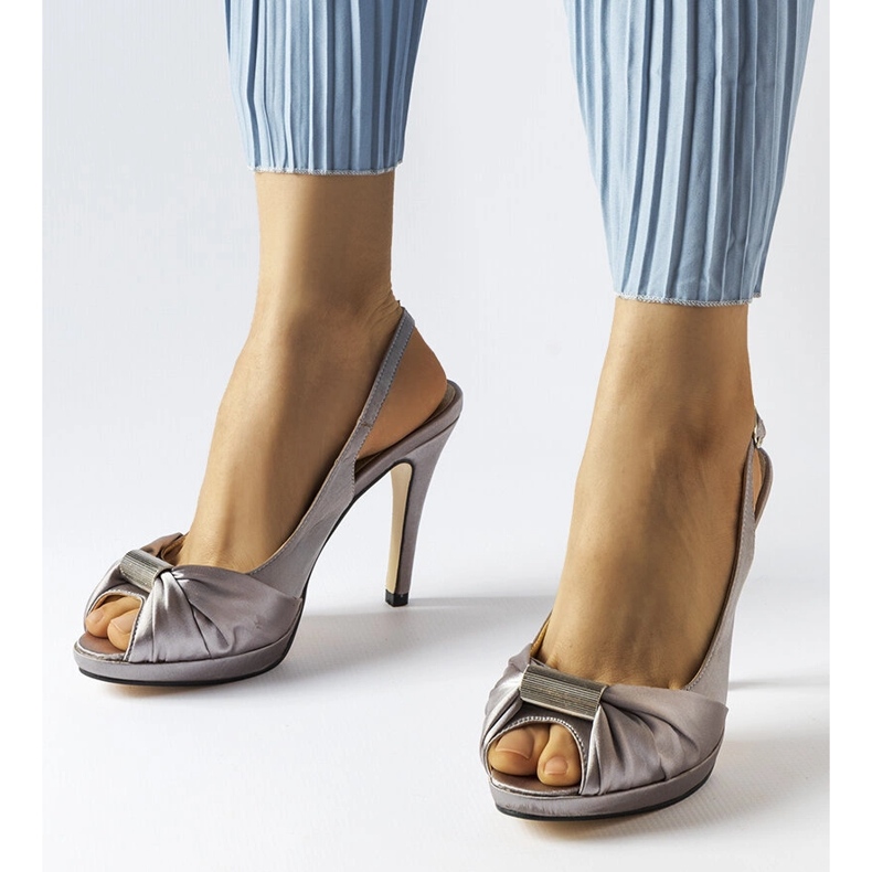 Ljusgrå sandaler med hög klack från Crispin 1