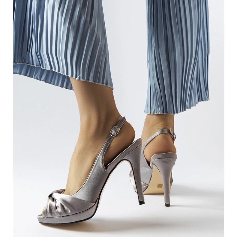 Ljusgrå sandaler med hög klack från Crispin 2