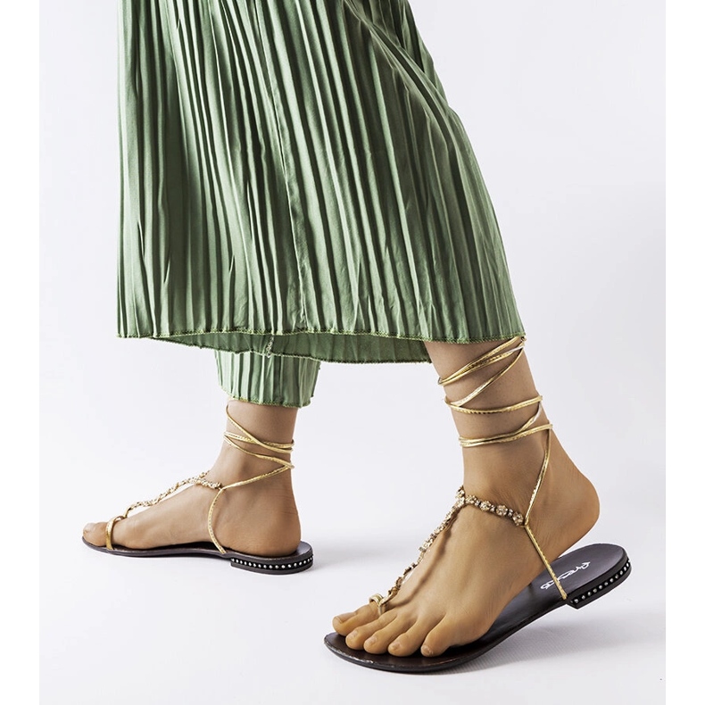 Sandaler i guld med strass från Troghi gyllene 1