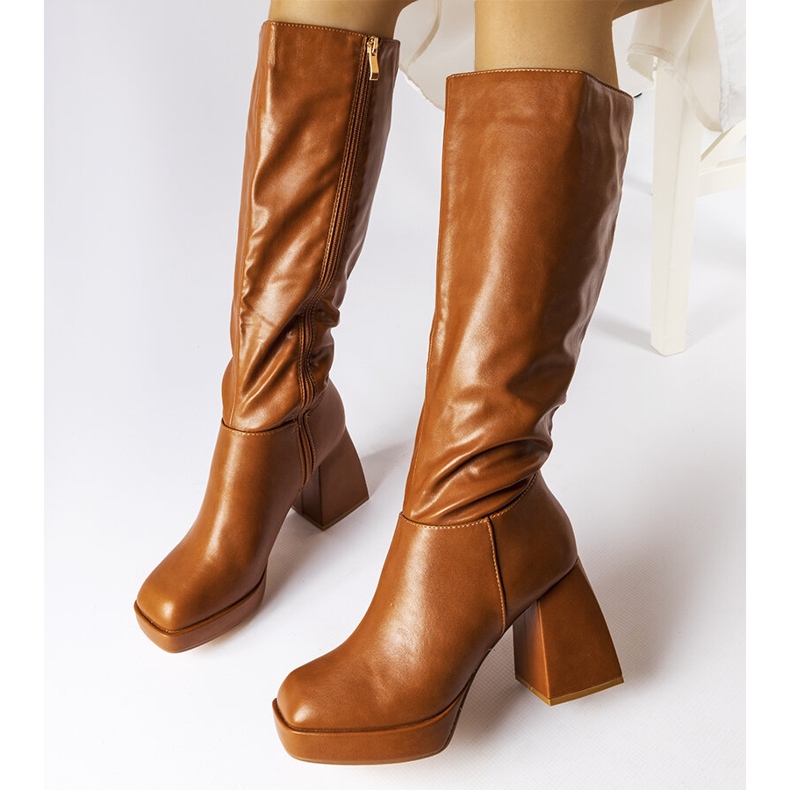 Bruna stövlar med massivt inlägg från Villanova 1