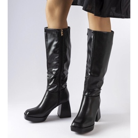 Svarta stövlar på en massiv stolpe från Villanova 1