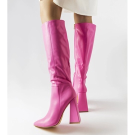 Rosa stövlar på Medicina-stolpen 1