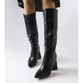 Medicina svarta stövlar på stolpen 1