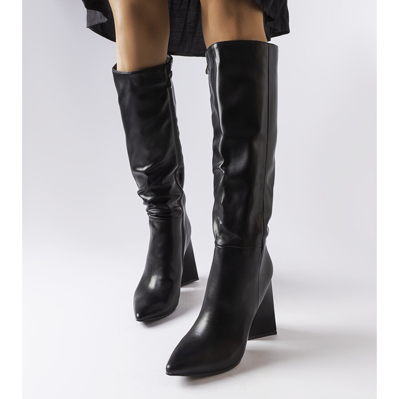 Medicina svarta stövlar på stolpen 1