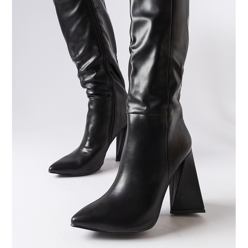 Medicina svarta stövlar på stolpen 2