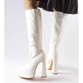 Vita stövlar på en massiv stolpe från Sovizzo 1