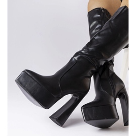 Svarta stövlar på en massiv stolpe från Sovizzo 2