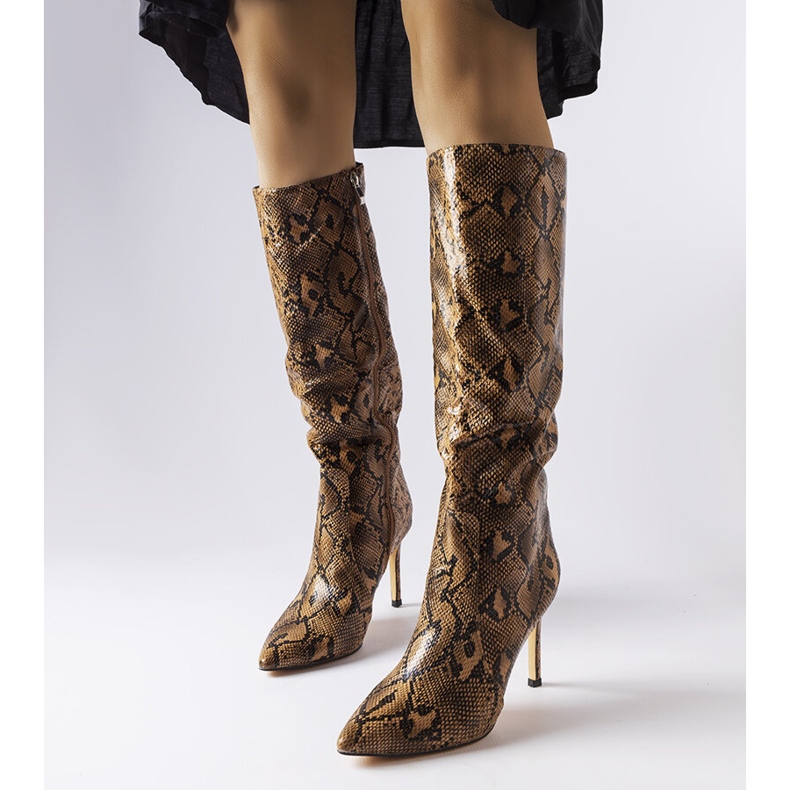 Karminbruna ormskinnsstövlar med hög klack 1