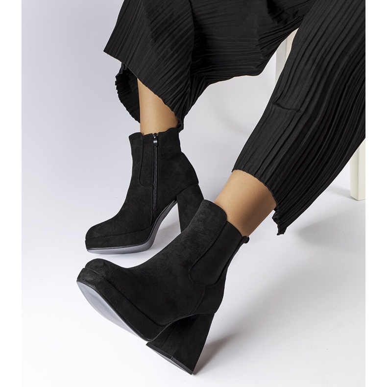 Provins svarta stövlar i ekomocka 1