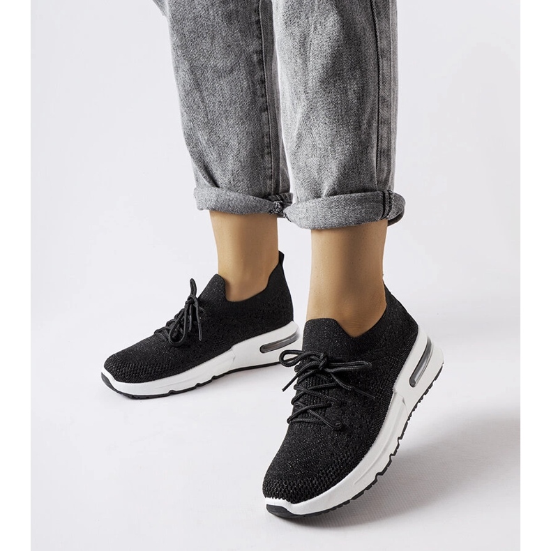 Inna Svarta sneakers dekorerade med en glänsande Randolph-tråd 1