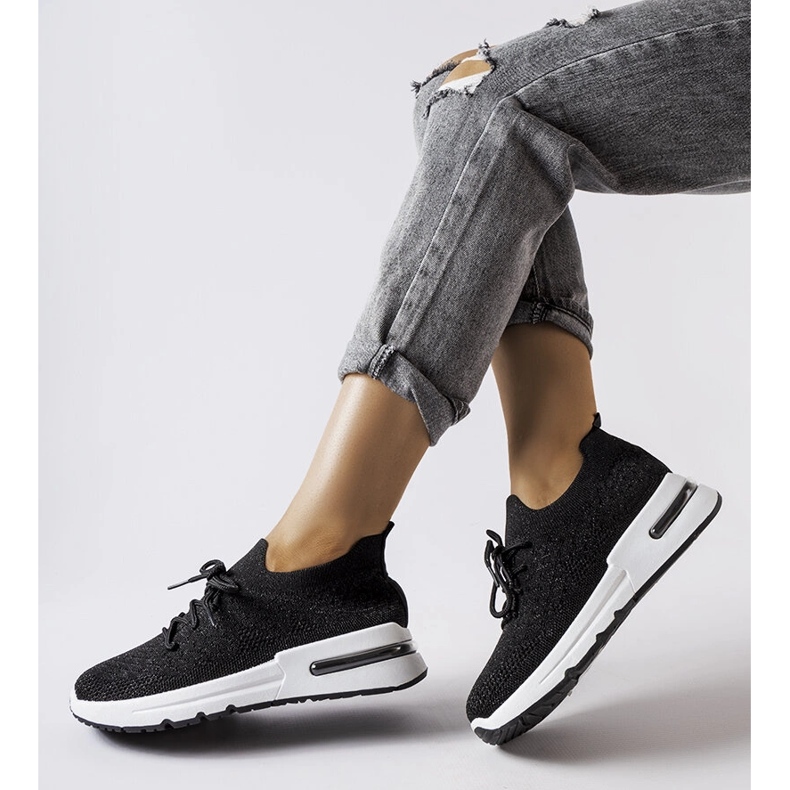 Inna Svarta sneakers dekorerade med en glänsande Randolph-tråd 2