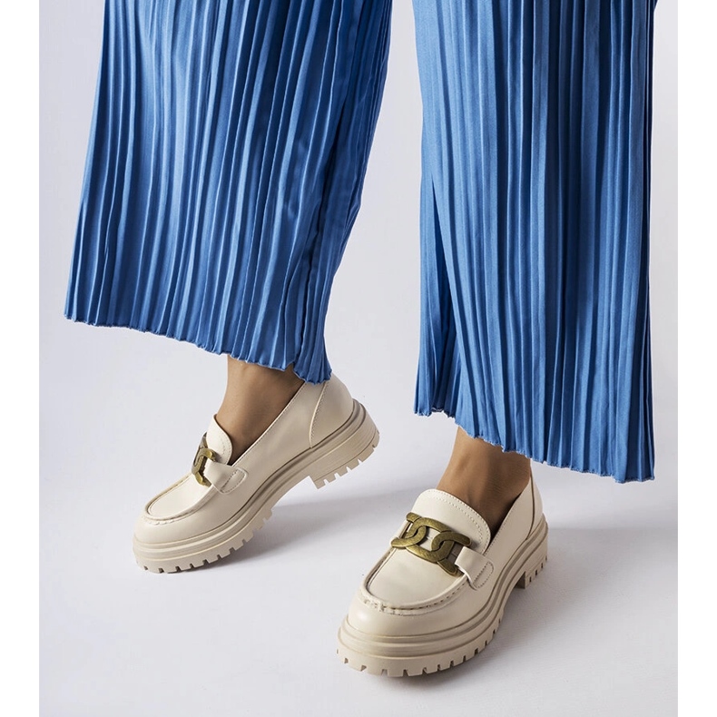 Inna Beige loafers dekorerade med ett Schlanders-spänne 1