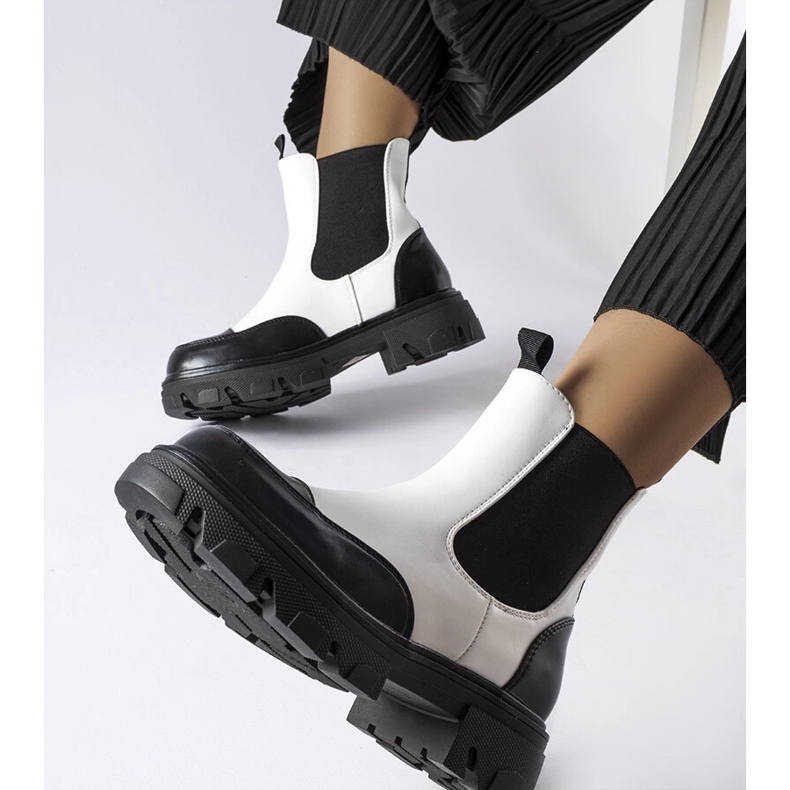 Inna Svarta och vita slip-on boots från Albany 1