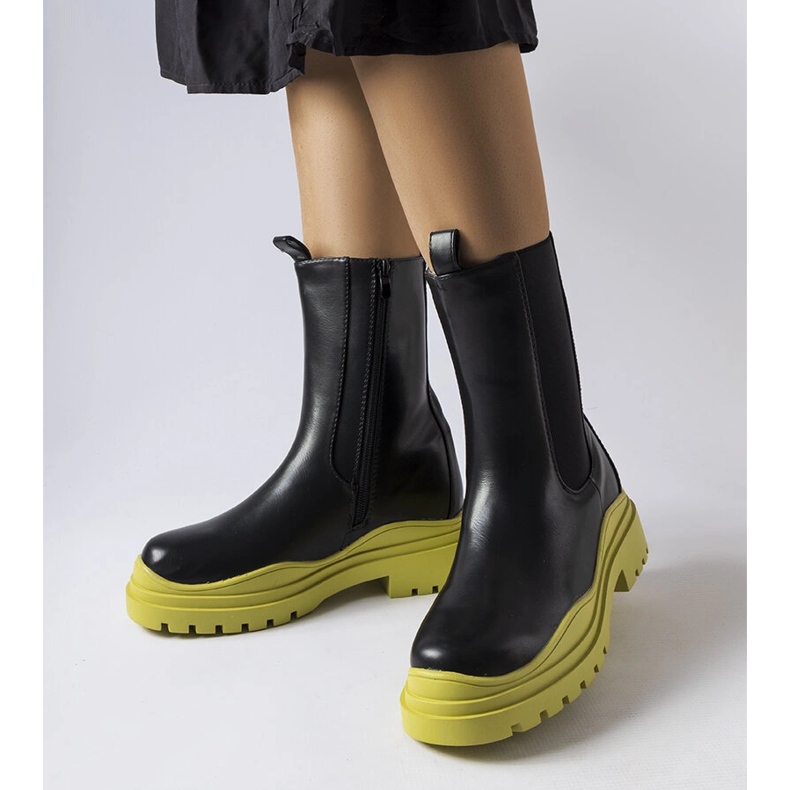 Svarta stövlar med färgad sula från Delebio 1