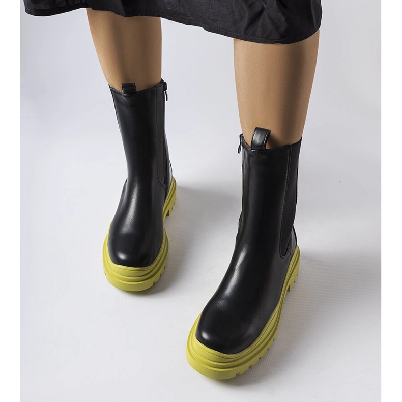 Svarta stövlar med färgad sula från Delebio 2