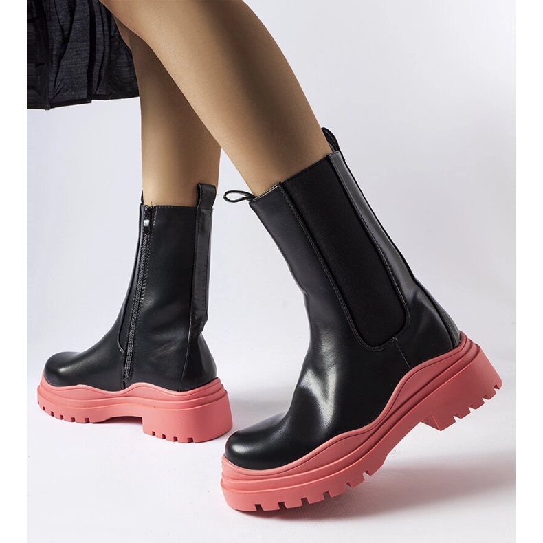 Svarta stövlar med färgad sula från Delebio 1