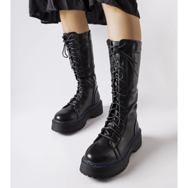 Svarta isolerade stövlar på Hide-plattformen 1