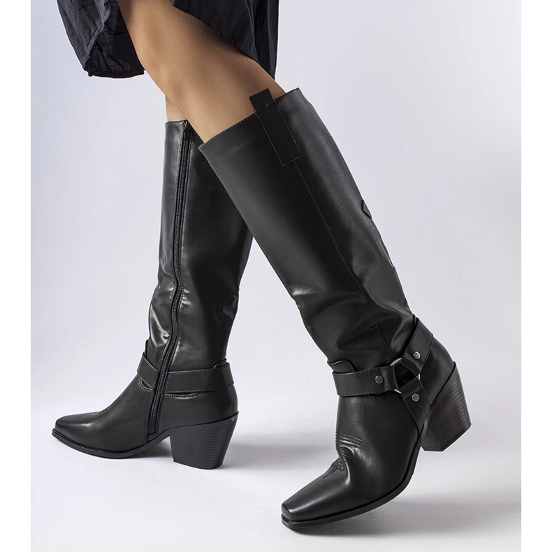 Svarta cowboystövlar på stolpen 1