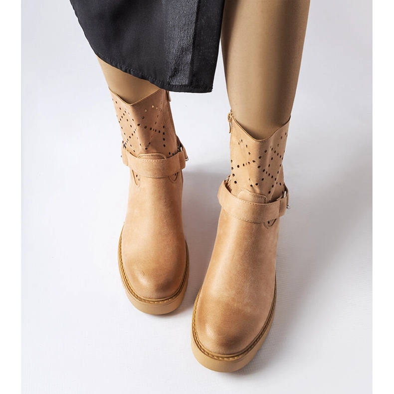 Beiga genombrutna stövlar med kedja från Procopio beige 1