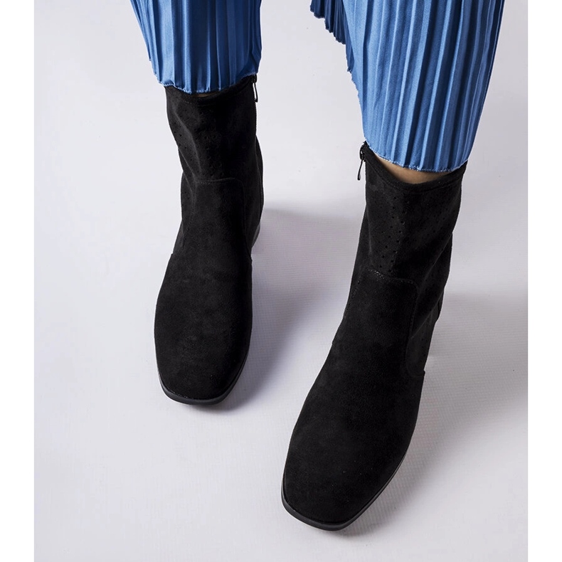 Svarta ankelboots med perforerad ovandel från Cavallo 1