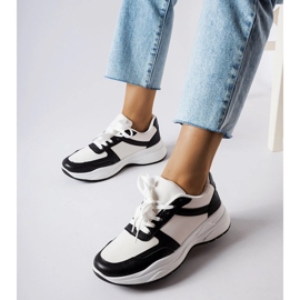 Svarta och vita skor med ormskinnsaccenter från Diego 1