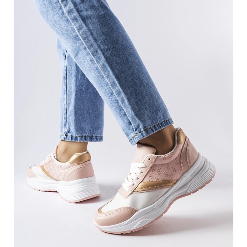 Inna Rosa och vita sneakers med en gyllene duffy accent 1