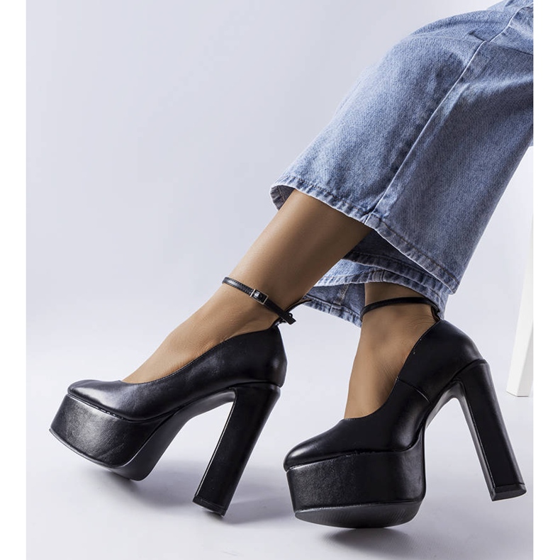 Svarta högklackade pumps från Hervé 2