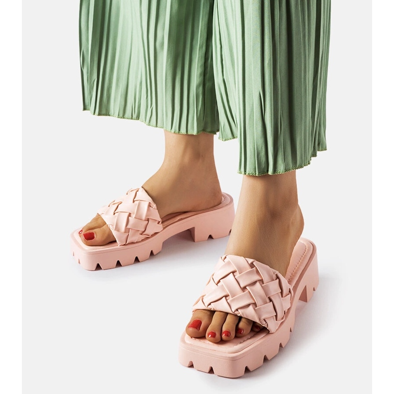 Rosa flip-flops med Lora traktorsula 1