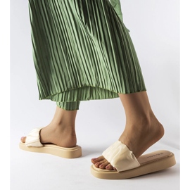 Beige sliders dekorerade med volanger från Boulevard vit 1