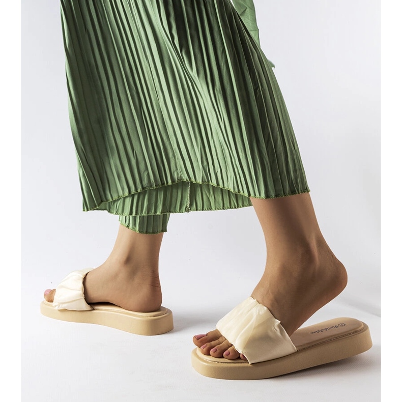 Beige sliders dekorerade med volanger från Boulevard vit 1