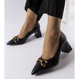 Svarta pumps på en asymmetrisk stift 9537 Svart 1