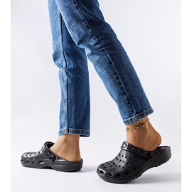 Svarta skumtofflor med sluten tå från Kleist 1