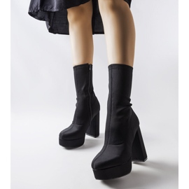 Svarta satinstövlar på massiv stolpe från Glus 1