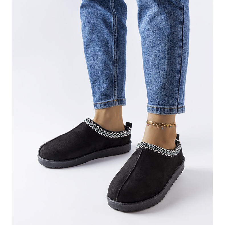 Svarta isolerade tofflor dekorerade med Dudi-broderi 1