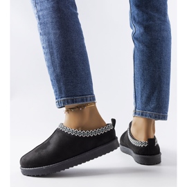 Svarta isolerade tofflor dekorerade med Dudi-broderi 2