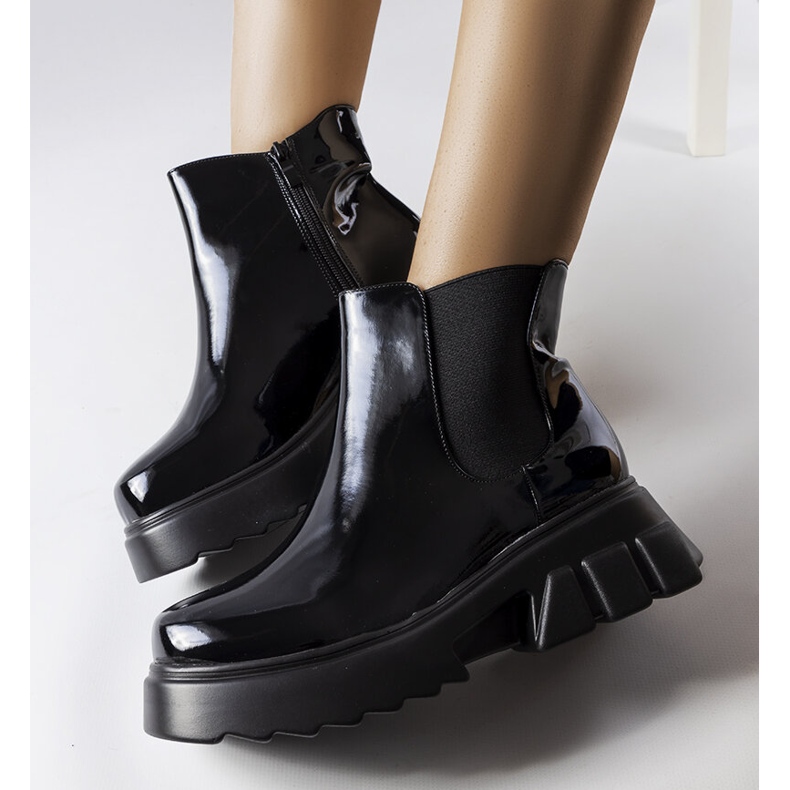 Svartlackade isolerade stövlar från Delit 1